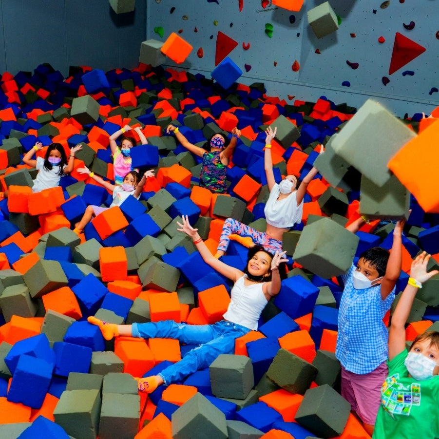 2x1 en Summit Trampoline Park para 2 Personas + 2 Pop Corns por $20