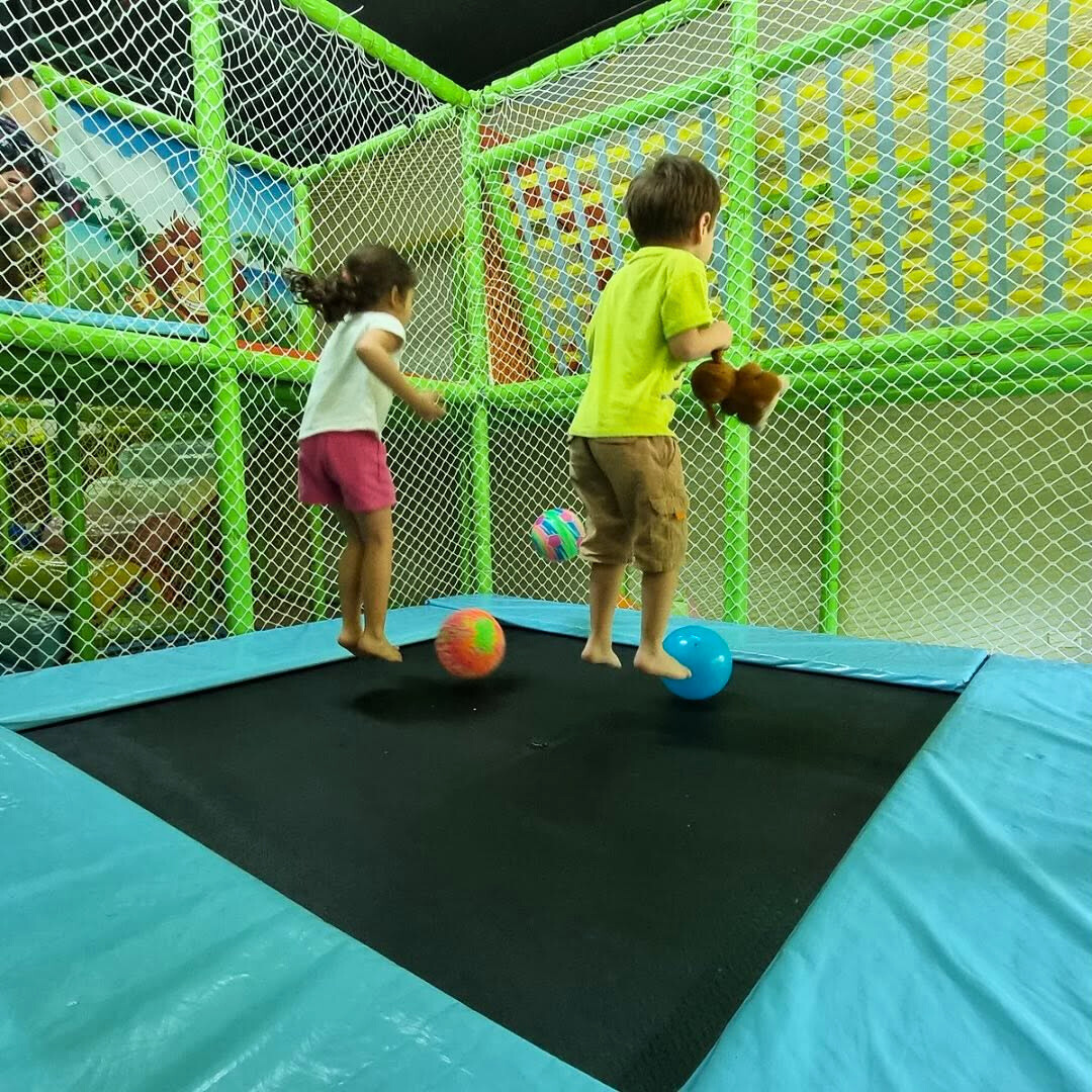 Todo lo que puedas jugar por $12 para 2 niños + 2 Snacks en Kool Kidz