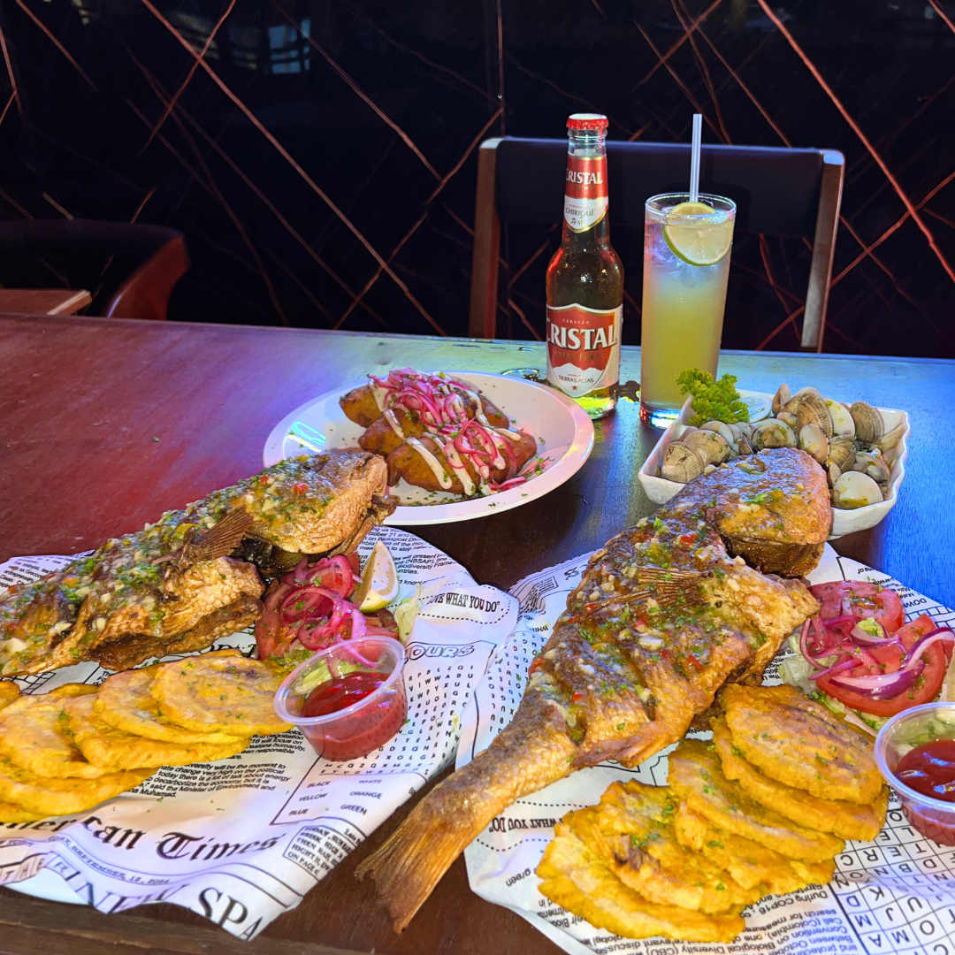 2 Pescados Enteros + 2 Almejas o Torrejitas de Bacalao + 2 Cervezas o Limonadas por $20 en Atlantis