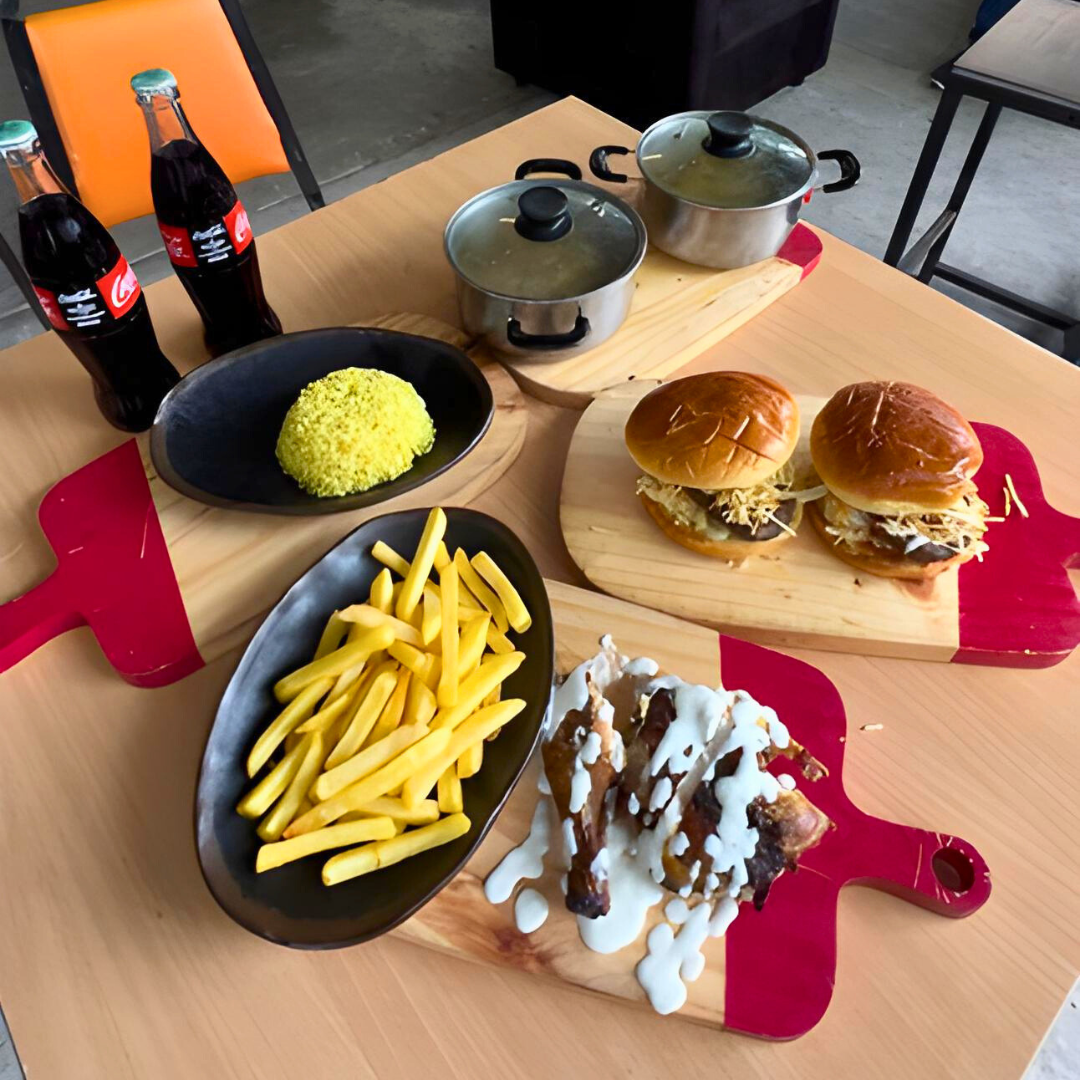 Banquetón de Comida: 2 Burgers + 1/4 Pollo y Más por $16 en Pollos Benítez