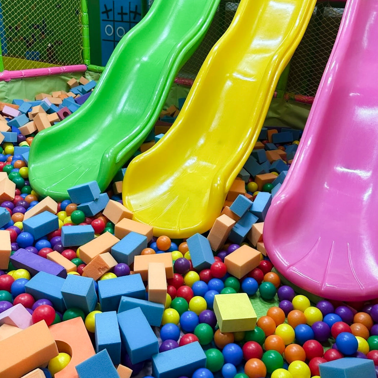 Todo lo que puedas jugar por $12 para 2 niños + 2 Snacks en Kool Kidz