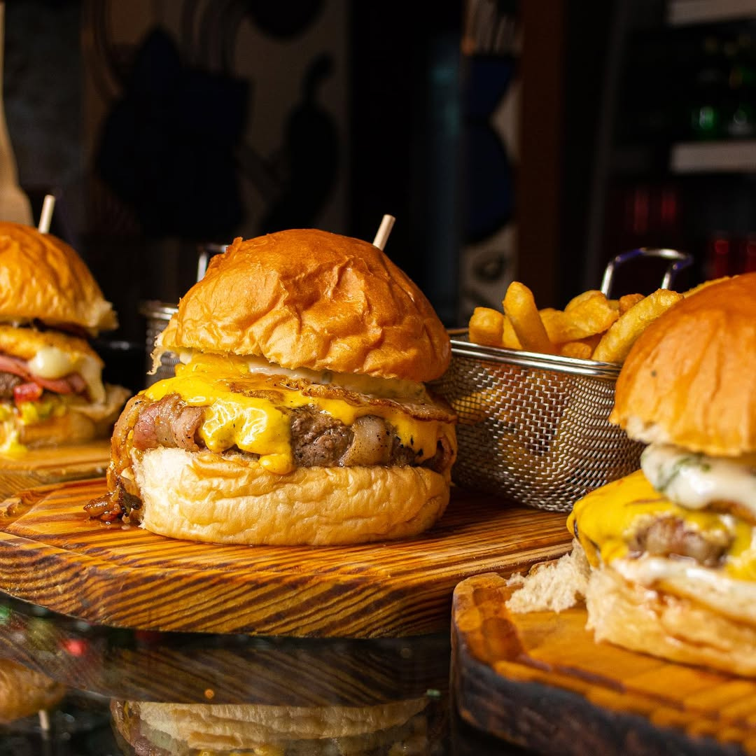 2 Hamburguesas + Crazy Fries + 2 Bebidas por $25 en Rabiblanco